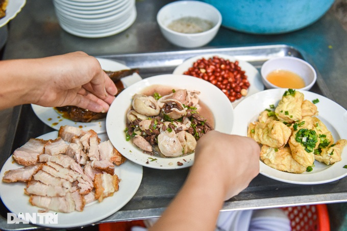 The dusty rice shop has a menu of nearly 50 dishes, more than 25 years with Hanoians - 6