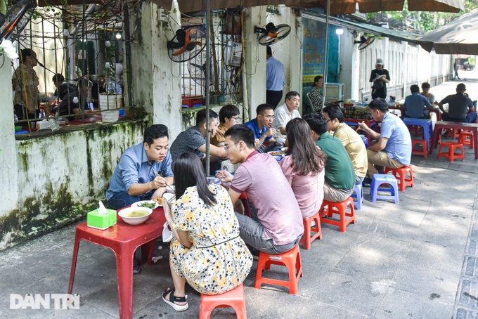 The restaurant has a menu of nearly 50 dishes, more than 25 years with Hanoi people - 10