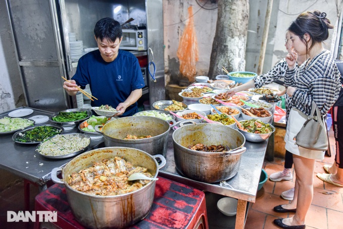 The dusty rice shop has a menu of nearly 50 dishes, more than 25 years of being with Hanoians - 4