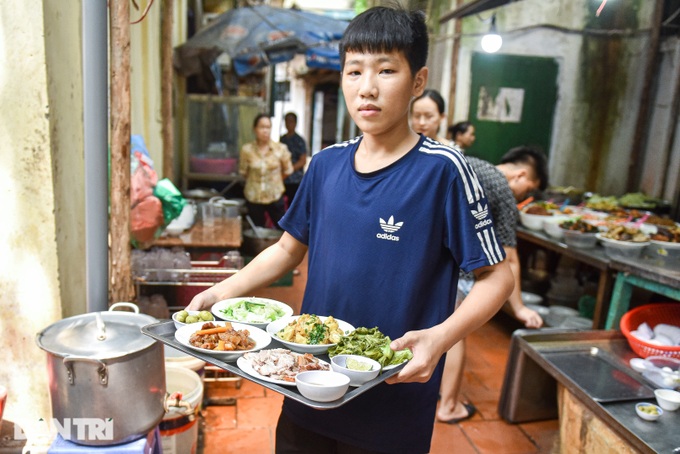 The dusty rice shop has a menu of nearly 50 dishes, more than 25 years of being with Hanoians - 7