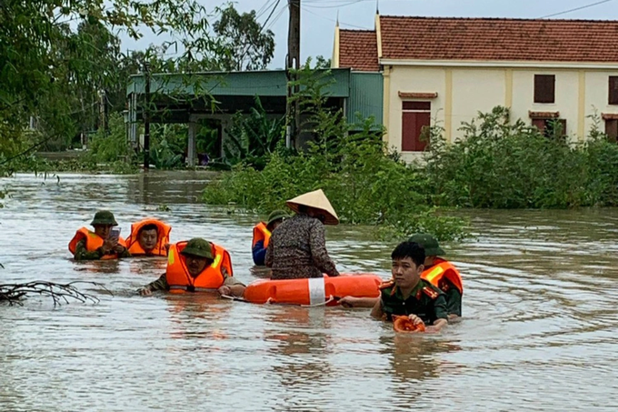 Nhiều người chết, mất tích vì lũ, công an, bộ đội căng mình giúp dân - 10 Nhiều người chết, mất tích vì lũ, công an, bộ đội căng mình giúp dân - 10