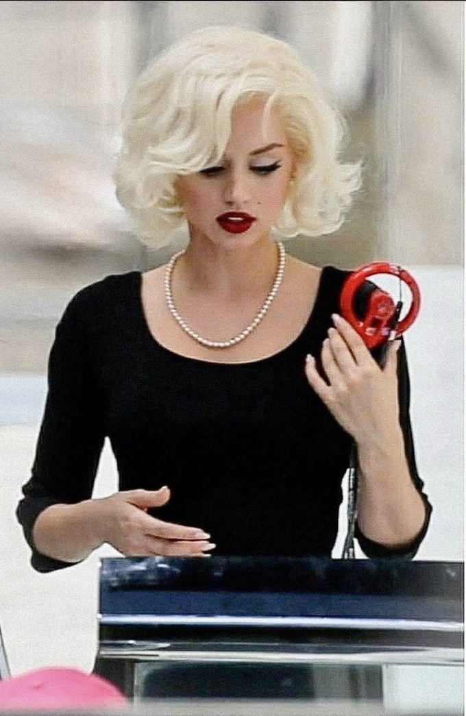 Phim về biểu tượng gợi cảm Marilyn Monroe bị chê lạm dụng cảnh sex - 5 Phim về biểu tượng gợi cảm Marilyn Monroe bị chê lạm dụng cảnh sex - 5