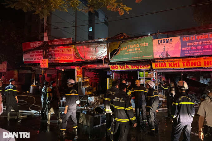 2 chiến sĩ PCCC bị thương trong vụ cháy 3 cửa hàng ở Hà Nội - 1