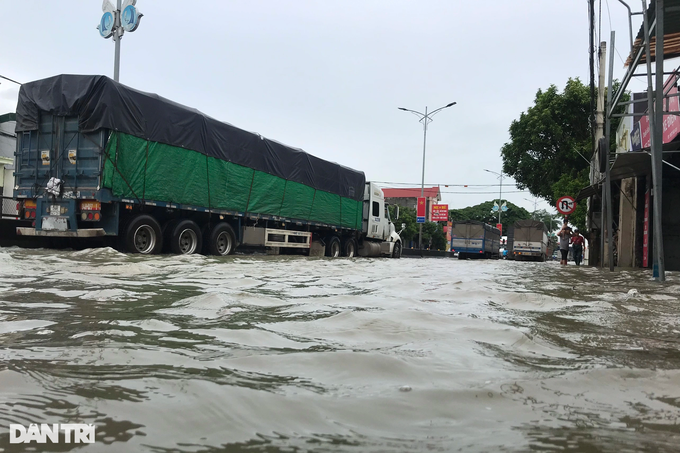 Quốc lộ 1A đoạn qua Nghệ An ngập sâu, ùn tắc kéo dài - 1