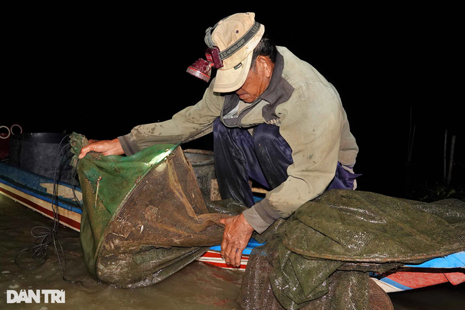Độc chiêu của thợ bắt cá linh kiếm bạc triệu mùa nước nổi - 1