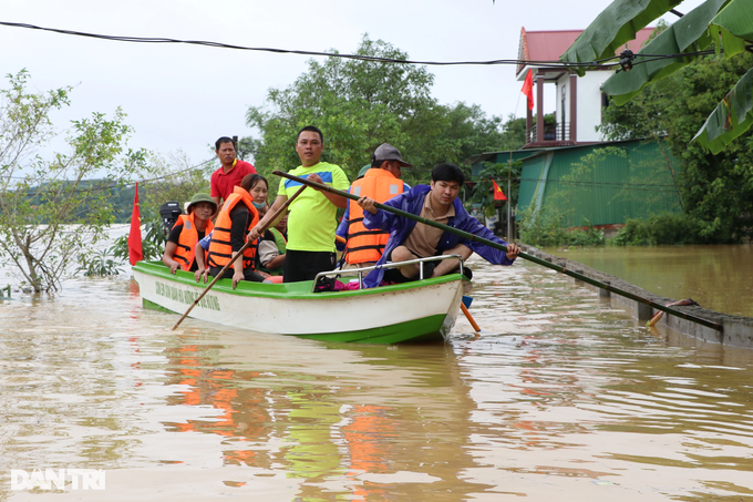 Đêm kinh hoàng chạy lũ: Nhà trên cao hỗ trợ nhà dưới thấp