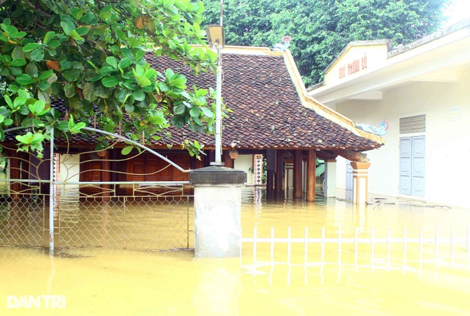 Đêm kinh hoàng chạy lũ: Nhà trên cao hỗ trợ nhà dưới thấp