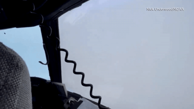 Nghe phi công kể trải nghiệm bay thẳng vào trong mắt bão mạnh 250km/h - 1