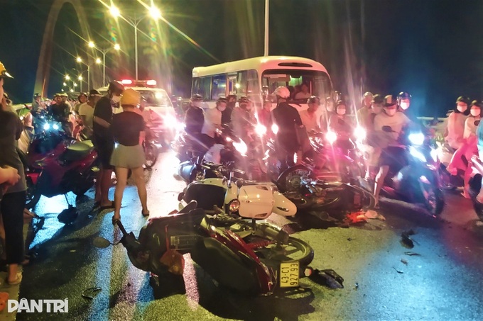 Hơn 10 phương tiện tông nhau liên hoàn, nhiều người bị thương - 1 Hơn 10 phương tiện tông nhau liên hoàn, nhiều người bị thương - 1