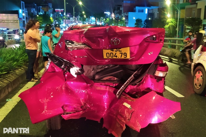 Hơn 10 phương tiện tông nhau liên hoàn, nhiều người bị thương - 2 Hơn 10 phương tiện tông nhau liên hoàn, nhiều người bị thương - 2