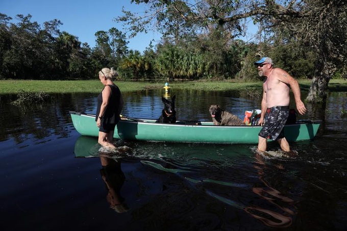 Người Florida chật vật đối mặt với hậu quả sau bão Ian - 11