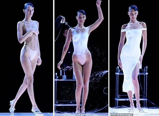 Siêu mẫu khỏa thân được phun váy lên người ngay trên sàn catwalk - 1