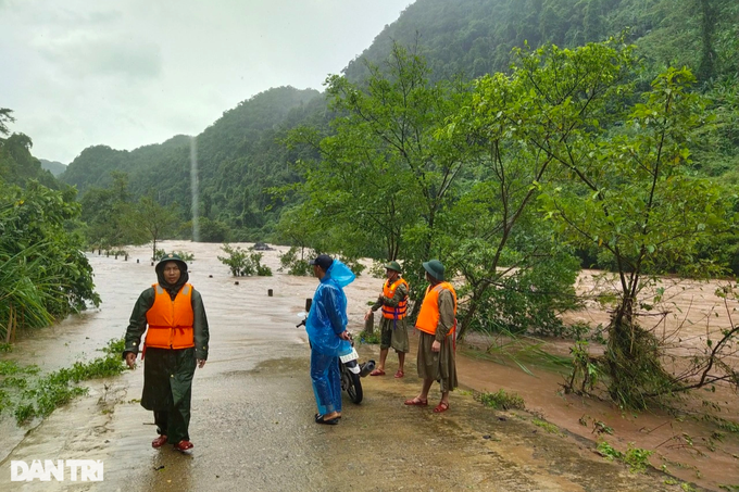 Người dân xóm nhà phao Dân trí vùng túi đựng nước an tâm trước mưa lũ - 1