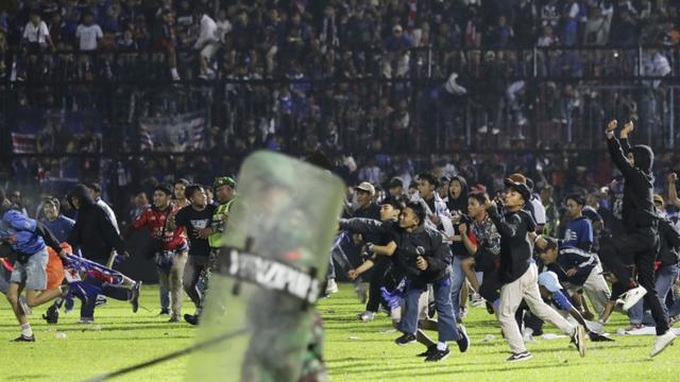 Báo Indonesia bàng hoàng về vụ bạo loạn, khiến hàng trăm người thiệt mạng - 1 Báo Indonesia bàng hoàng về vụ bạo loạn, khiến hàng trăm người thiệt mạng - 1