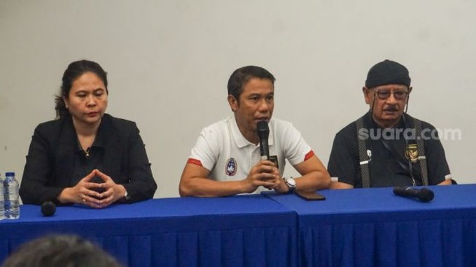 Chủ tịch PSSI lên tiếng sau vụ bạo loạn kinh hoàng - 2 Chủ tịch PSSI lên tiếng sau vụ bạo loạn kinh hoàng - 2