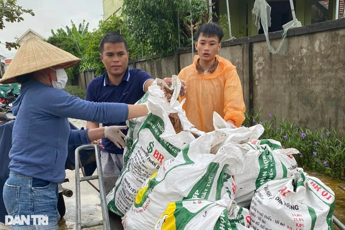 Hàng trăm người vặt lông 4.000 con gà chết do mưa lũ - 3 Hàng trăm người vặt lông 4.000 con gà chết do mưa lũ - 3