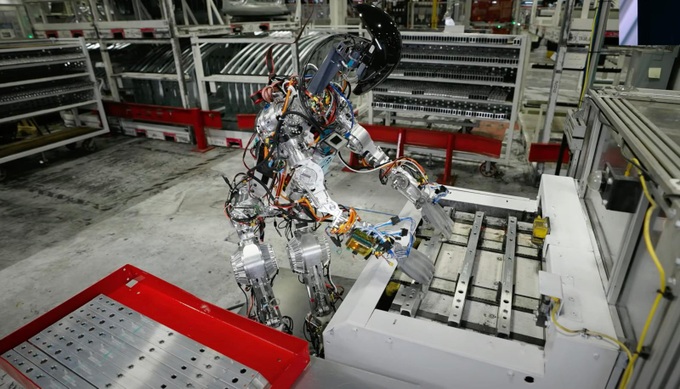 Robot của Tesla có thể làm việc trong nhà máy để thay thế con người (Ảnh cắt từ clip).
