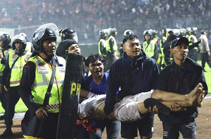 Số người chết tăng cao sau sự cố ở Indonesia, VFF gửi lời chia buồn - 1 Số người chết tăng cao sau sự cố ở Indonesia, VFF gửi lời chia buồn - 1