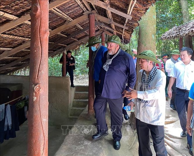 Thủ tướng Cuba quàng khăn rằn, đội mũ tai bèo thăm Địa đạo Củ Chi - 4 Thủ tướng Cuba quàng khăn rằn, đội mũ tai bèo thăm Địa đạo Củ Chi - 4