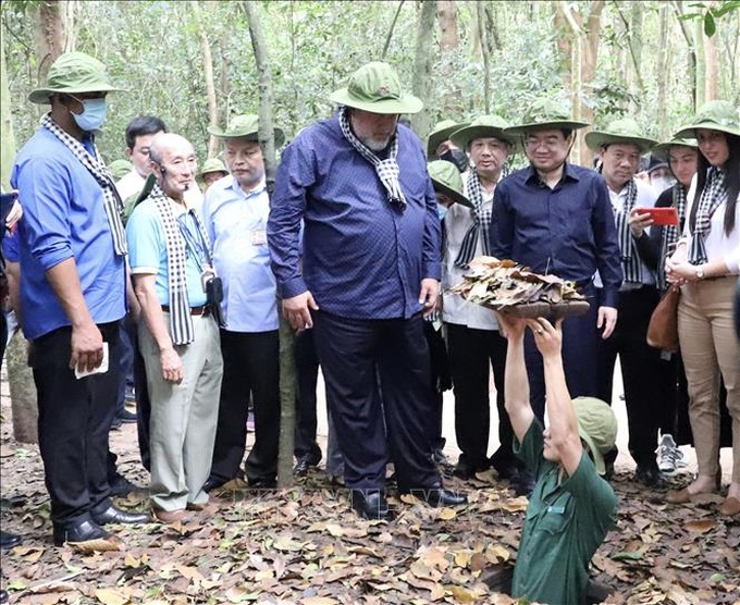 Thủ tướng Cuba quàng khăn rằn, đội mũ tai bèo thăm Địa đạo Củ Chi - 5 Thủ tướng Cuba quàng khăn rằn, đội mũ tai bèo thăm Địa đạo Củ Chi - 5