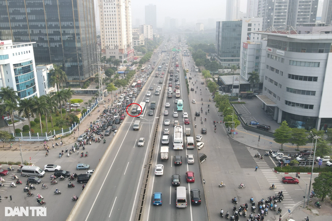 CSGT ghi hình xử phạt hàng chục xe ô tô đi vào làn khẩn cấp vành đai 3 - 3 CSGT ghi hình xử phạt hàng chục xe ô tô đi vào làn khẩn cấp vành đai 3 - 3