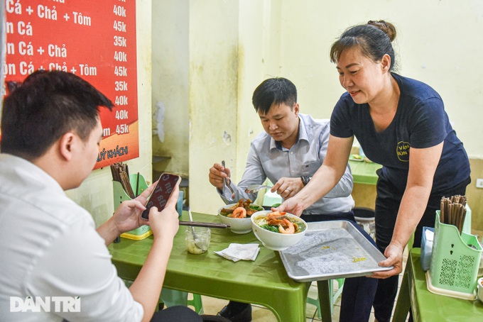 Hanoi fish noodle shop sells 400 bowls a day, once on American TV - 7