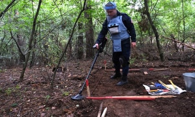 Công việc nguy hiểm của những người dò bom mìn tại Ukraine - 1 Công việc nguy hiểm của những người dò bom mìn tại Ukraine - 1