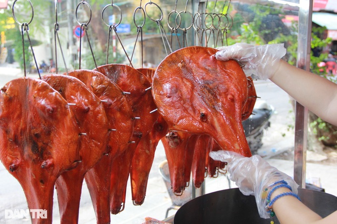 The unique and unique dish of Pi Ba duck, a feat of processing more than 10 hours, just came out in Hanoi - 4