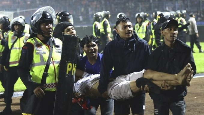 Indonesia ra án phạt cực nặng với đội bóng để xảy ra thảm kịch - 2 Indonesia ra án phạt cực nặng với đội bóng để xảy ra thảm kịch - 2