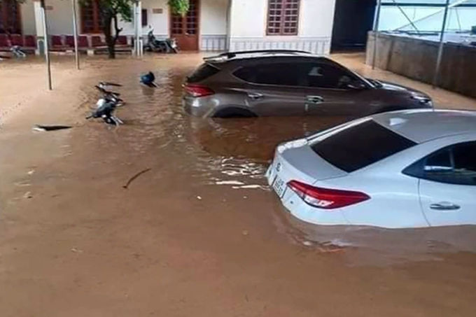 Sau mưa lũ ở Nghệ An, những ô tô bị ngập nước là coi như vứt bỏ? - 1