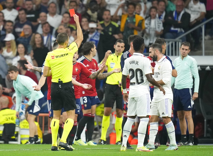 Benzema đá hỏng penalty, Real Madrid mất ngôi đầu bảng vào tay Barcelona - 4