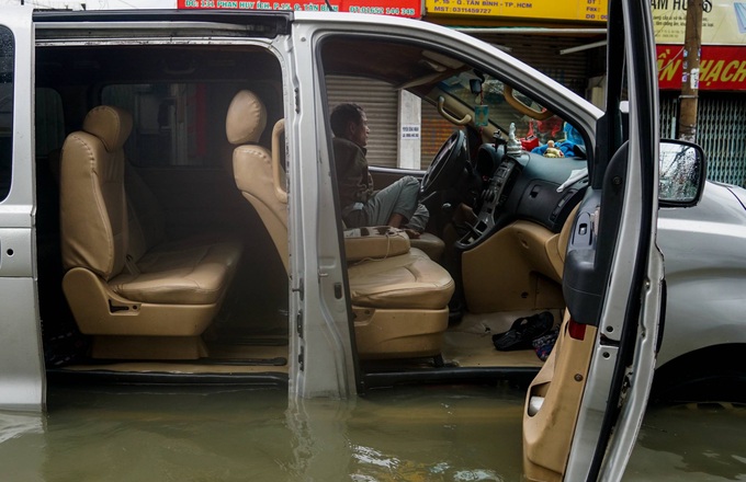 Sau mưa lũ ở Nghệ An, những ô tô bị ngập nước là coi như vứt bỏ? - 2