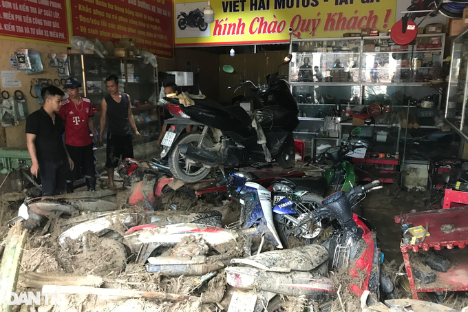 Hàng loạt ô tô, xe máy bị chôn vùi dưới lớp bùn dày sau trận lũ ở Nghệ An - 4