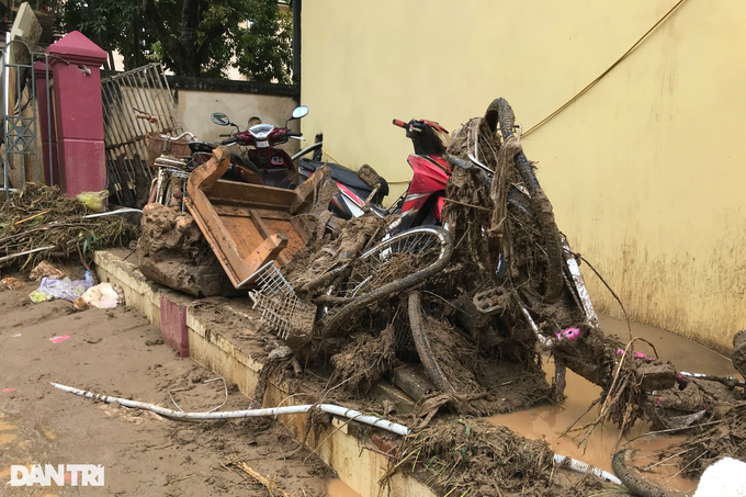 Hàng loạt ô tô, xe máy bị chôn vùi dưới lớp bùn dày sau trận lũ ở Nghệ An - 5