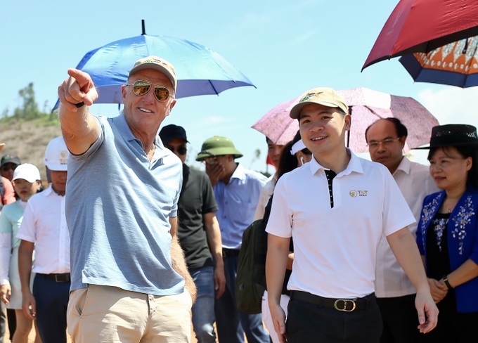 Cú swing đầu tiên của huyền thoại Greg Norman tại sân golf Văn Lang Empire - 2 Cú swing đầu tiên của huyền thoại Greg Norman tại sân golf Văn Lang Empire - 2