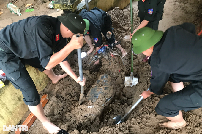 Hàng loạt ô tô, xe máy bị chôn vùi dưới lớp bùn dày sau trận lũ ở Nghệ An - 2