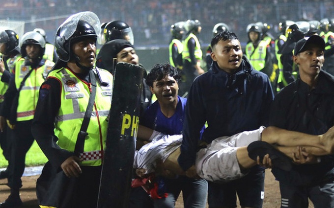 Chủ tịch PSSI hứng chịu cơn thịnh nộ vì nói lời cay đắng giữa thảm kịch - 2 Chủ tịch PSSI hứng chịu cơn thịnh nộ vì nói lời cay đắng giữa thảm kịch - 2