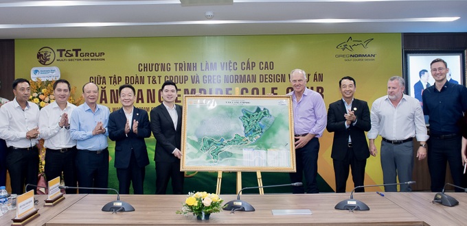 Cú swing đầu tiên của huyền thoại Greg Norman tại sân golf Văn Lang Empire - 3 Cú swing đầu tiên của huyền thoại Greg Norman tại sân golf Văn Lang Empire - 3