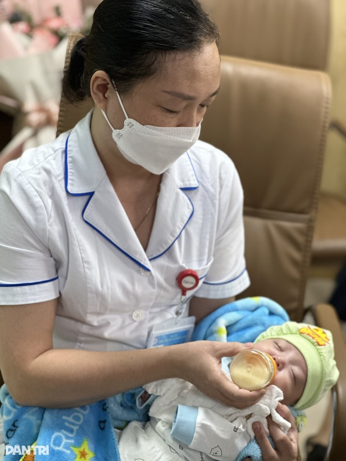 Cặp song sinh 25 tuần tuổi được nuôi dưỡng thành công - 2 Cặp song sinh 25 tuần tuổi được nuôi dưỡng thành công - 2