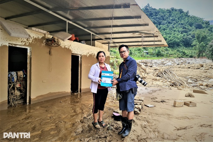 Báo điện tử Dân trí hỗ trợ nóng người dân vùng lũ Nghệ An - 13 Báo điện tử Dân trí hỗ trợ nóng người dân vùng lũ Nghệ An - 13