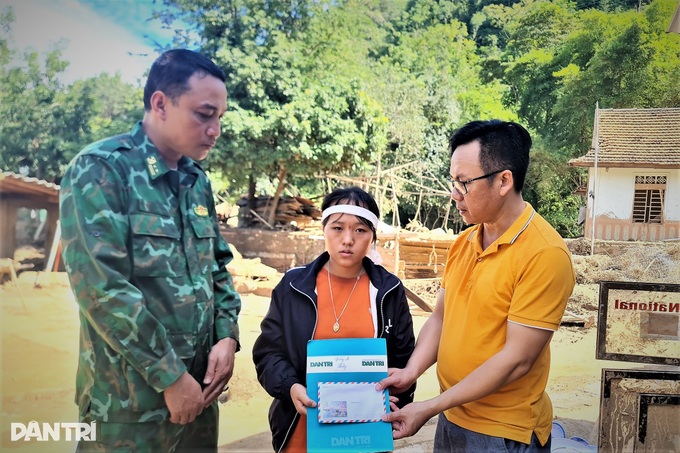 Báo điện tử Dân trí hỗ trợ nóng người dân vùng lũ Nghệ An - 1 Báo điện tử Dân trí hỗ trợ nóng người dân vùng lũ Nghệ An - 1