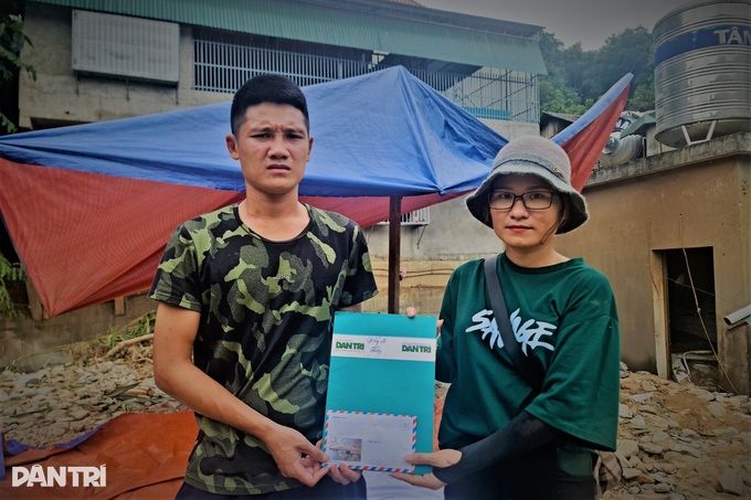 Báo điện tử Dân trí hỗ trợ nóng người dân vùng lũ Nghệ An - 6 Báo điện tử Dân trí hỗ trợ nóng người dân vùng lũ Nghệ An - 6