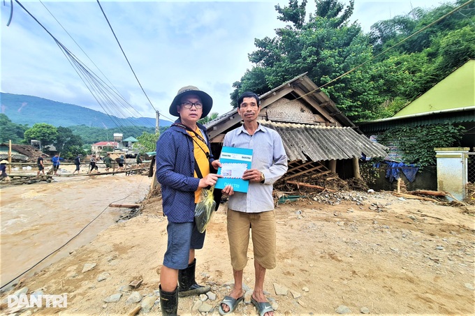 Báo điện tử Dân trí hỗ trợ nóng người dân vùng lũ Nghệ An - 4 Báo điện tử Dân trí hỗ trợ nóng người dân vùng lũ Nghệ An - 4