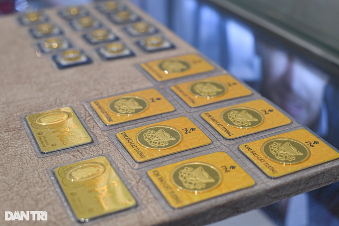 Giá USD ngân hàng áp sát thị trường tự do, chạm mốc 24.600 đồng