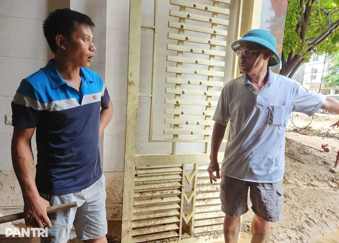 z3774461642533_7efcbd7b152da2067a6bd3d30354adf1.jpg Ông Tiệp_đi thăm hỏi_người dân.jpg