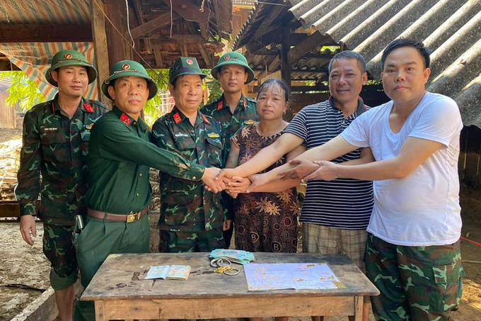 Đào được két sắt có nhiều tiền, vàng khi dọn bùn đất sau lũ - 6 Đào được két sắt có nhiều tiền, vàng khi dọn bùn đất sau lũ - 6