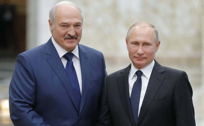 Tổng thống Belarus tặng ông Putin máy kéo làm quà sinh nhật - 1
