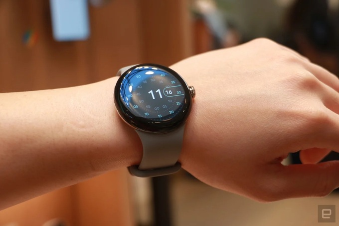 Pixel Watch có thiết kế nhỏ gọn và mang phong cách đồng hồ cổ điển (Ảnh: Engadget).