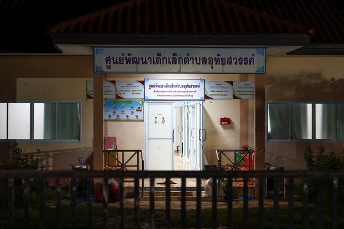 Hiệu trưởng kể khoảnh khắc nghi phạm xả súng xông vào nhà trẻ Thái Lan - 3 Hiệu trưởng kể khoảnh khắc nghi phạm xả súng xông vào nhà trẻ Thái Lan - 3
