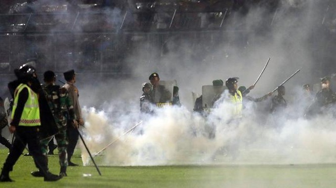Thoát án phạt từ FIFA, bóng đá Indonesia bất ngờ được ủng hộ sau thảm kịch - 2 Thoát án phạt từ FIFA, bóng đá Indonesia bất ngờ được ủng hộ sau thảm kịch - 2